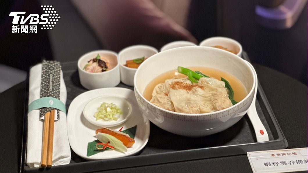主菜選項另推出頤宮名人私房麵「蝦籽雲吞撈麵」。(圖/葉韋辰攝)