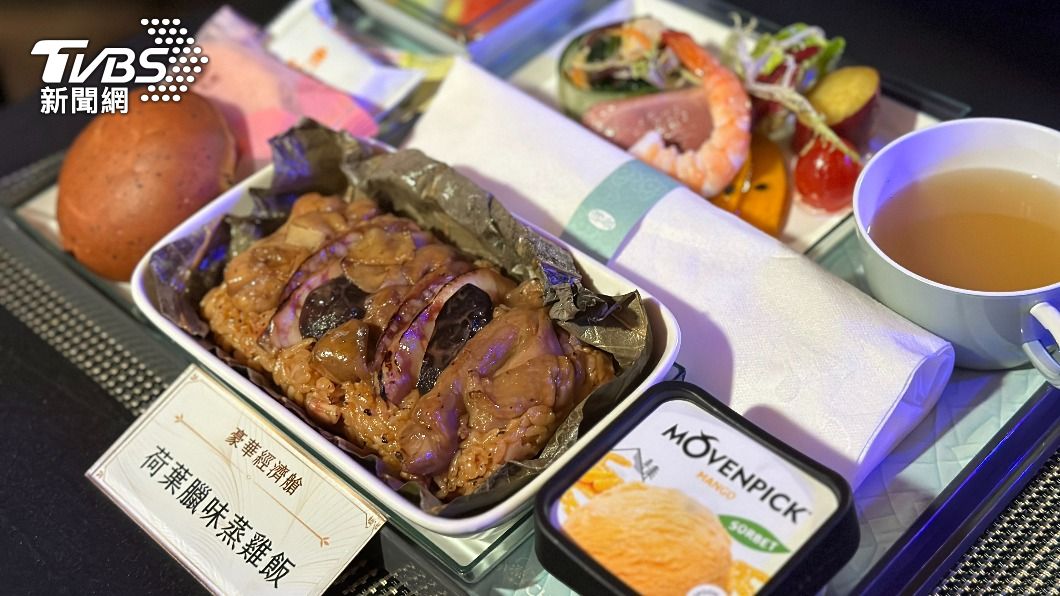 豪華經濟艙主菜選用荷葉臘味蒸雞飯。(圖/葉韋辰攝)