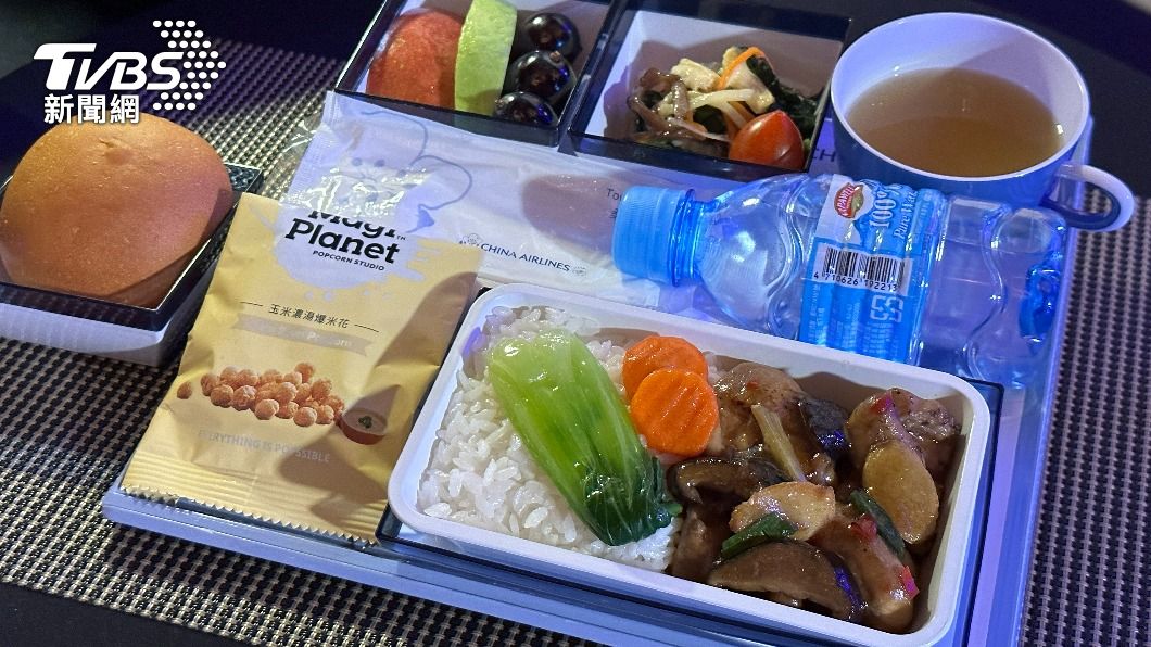 經濟艙旅客則能享用蔥薑滑雞煲飯。(圖/葉韋辰攝)
