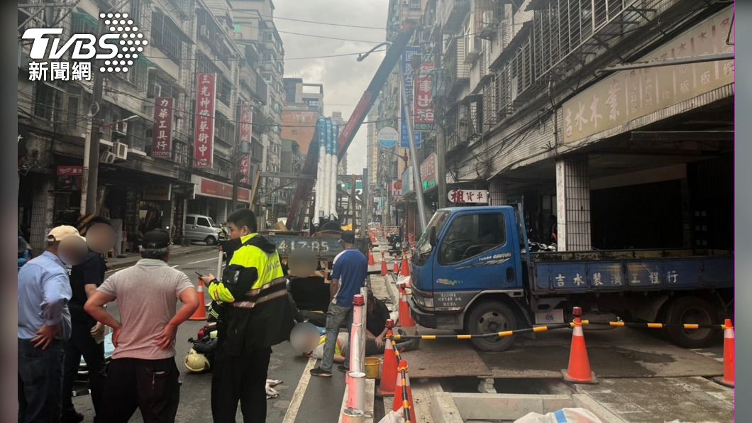現場疑似維修路燈時不慎觸電。(圖/TVBS)