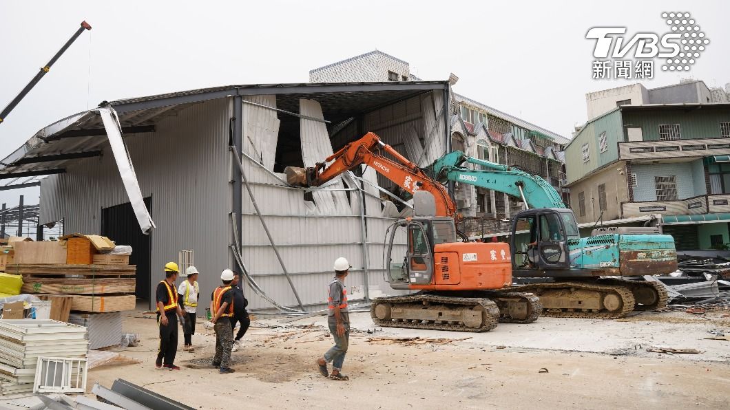 竹縣府祭鐵腕!強勢拆除違建工廠倉庫(圖/新竹縣政府堤供)