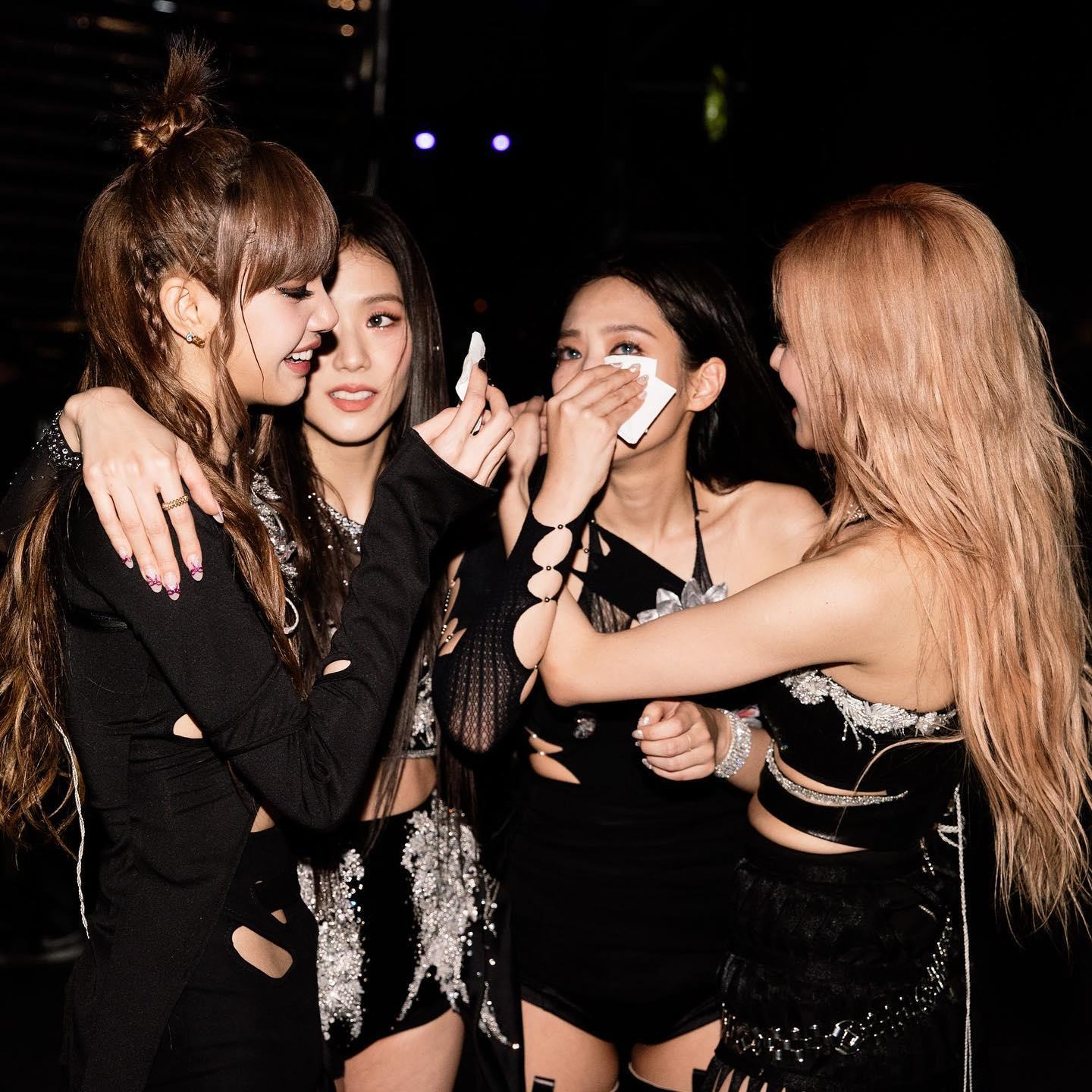 Jennie跟Lisa結束科切拉音樂節演出後不禁哭了出來。(圖/翻攝自Jennie IG)