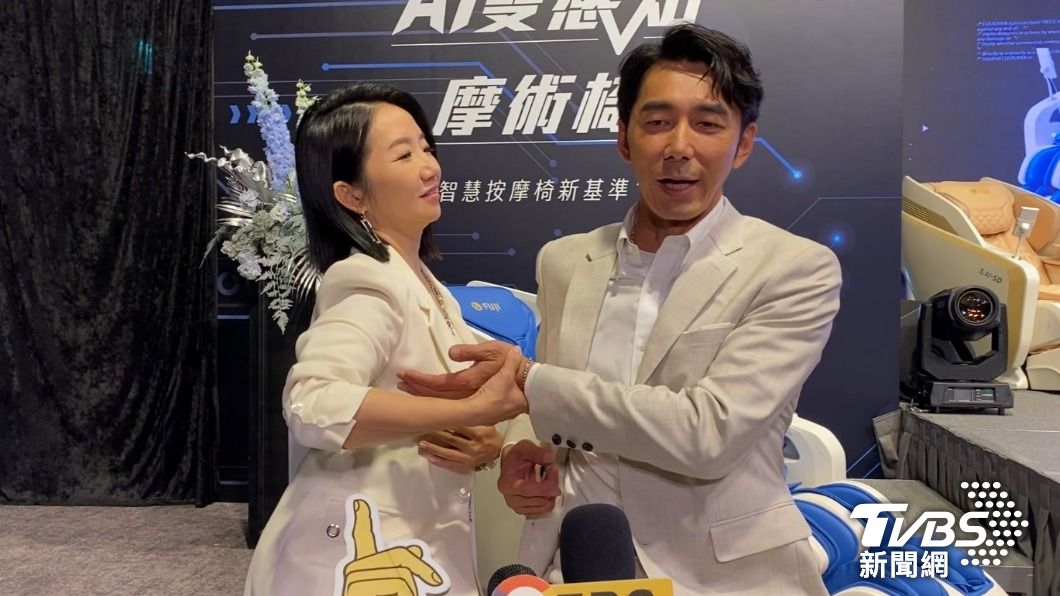 陶晶瑩抓著李李仁的手親自示範。（圖／林彥君攝）