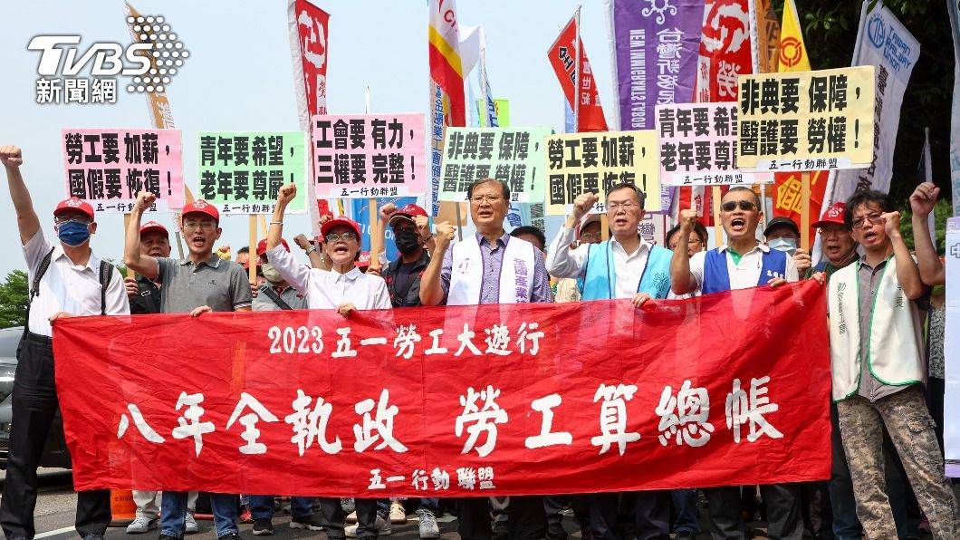 勞團號召民眾上街爭勞權。（圖／中央社）