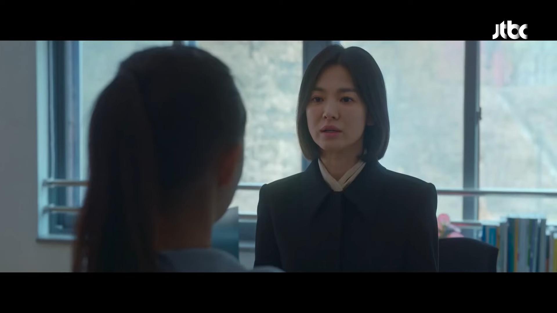 百想藝術大賞的預告以《黑暗榮耀》中文同珢幫助「偵探大媽」的女兒為引,盼觀眾不只看劇,也能在現實中相互扶持。(圖/翻攝自百想藝術大賞YouTube)