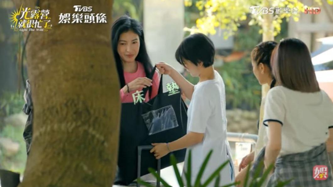 楊謹華帶床墊到露營區。(圖/翻攝自《光露營就很忙了》)