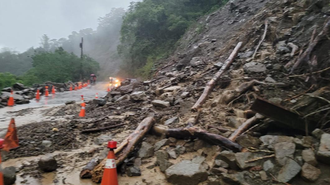 遭猛雨彈狂炸釀道路坍方　苗栗「這村」緊急停班停課一天