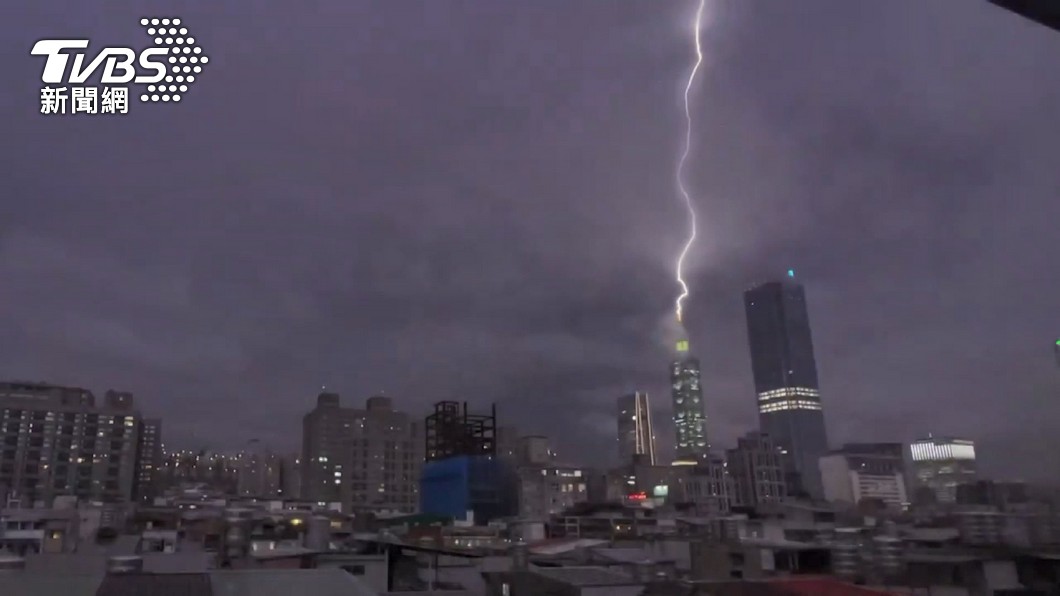 雷擊畫面相當震撼。(圖/網友莊潤程提供)