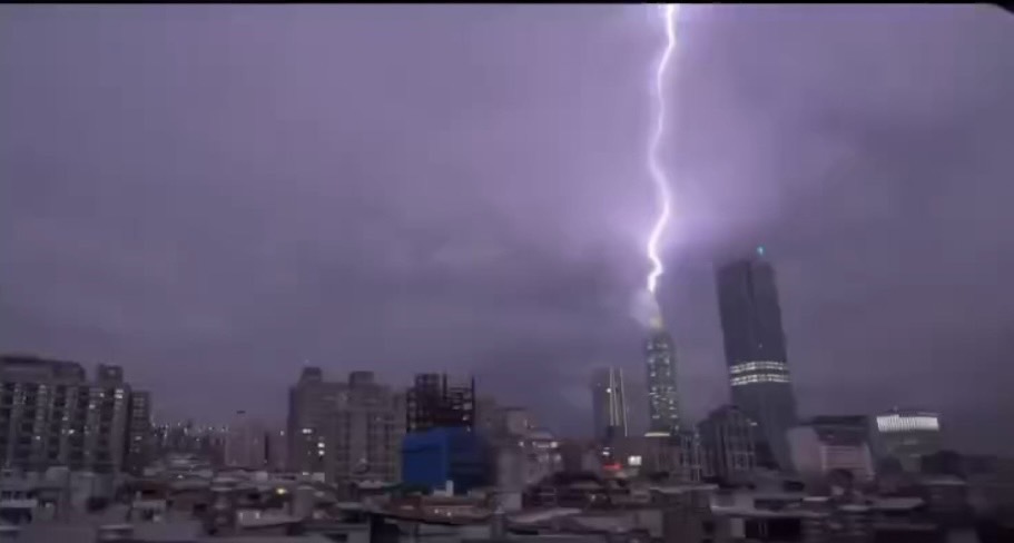 雷擊畫面相當震撼。(圖/翻攝自臉書 網友莊潤程提供)
