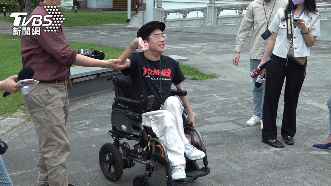 身障滑板英雄　建中罕病生拍英語短片躍國際