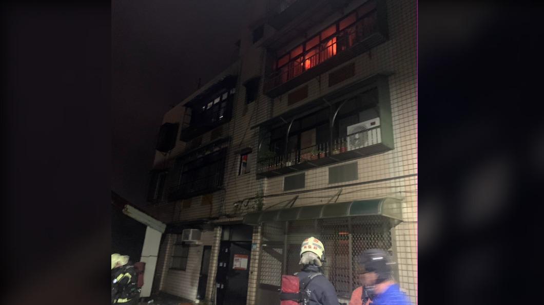 快訊/淡水民宅暗夜惡火 8人受困4人「無生命跡象」送醫搶救