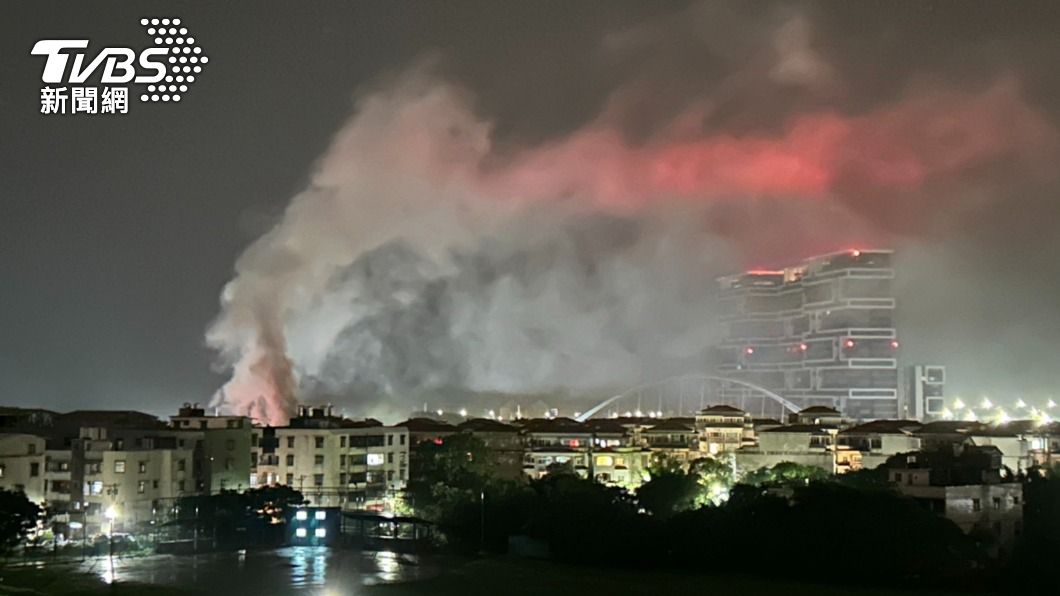 新北市淡水深夜傳出重大火警,濃煙直竄天際。(圖/TVBS)