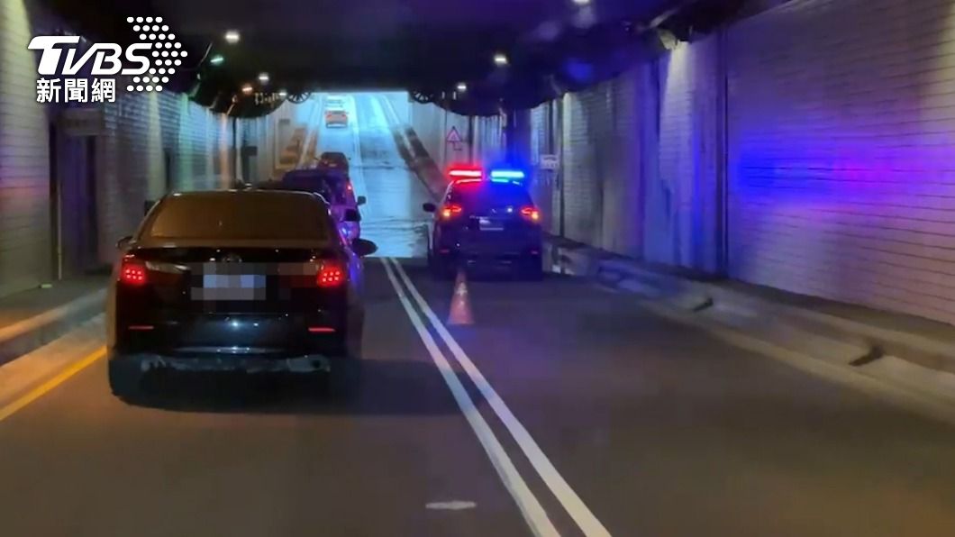 南部終於下雨!高雄中正地下道異物堵塞 水積20公分車道半封