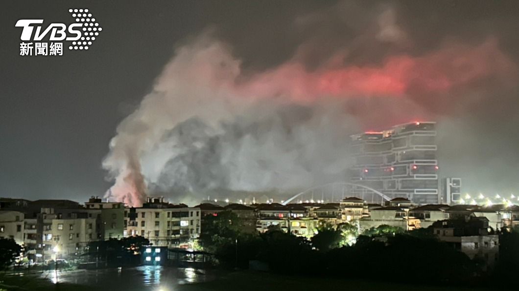 淡水暗夜惡火,濃煙直竄天際。(圖/TVBS)