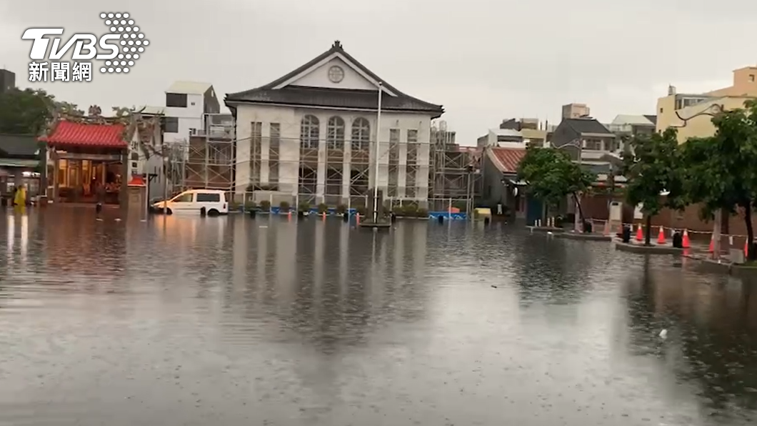 快訊/豪雨無情狂炸!彰化鹿港老街慘變池塘 古蹟全泡水