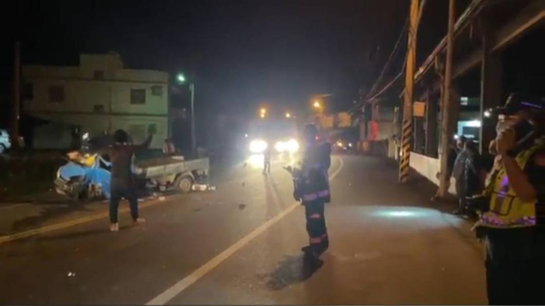 車禍發生時小貨車撞到變形，小貨車上6人受傷，其中坐在小貨車斗內4人慘遭拋摔。(圖/TVBS)