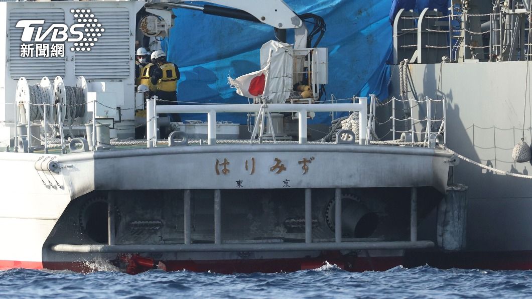 在海上進行搜索作業的潛水員。該海域水深約106公尺。(圖/達志影像美聯社)