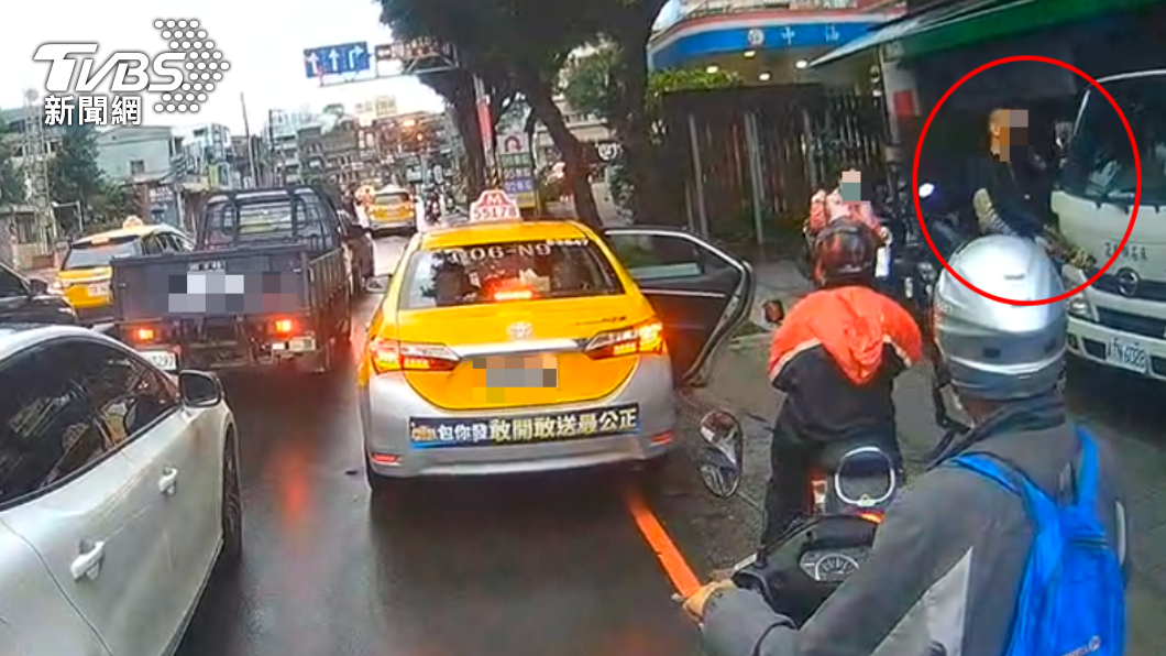 犯嫌搭計程車下車走向當鋪門口。(圖/警方提供)