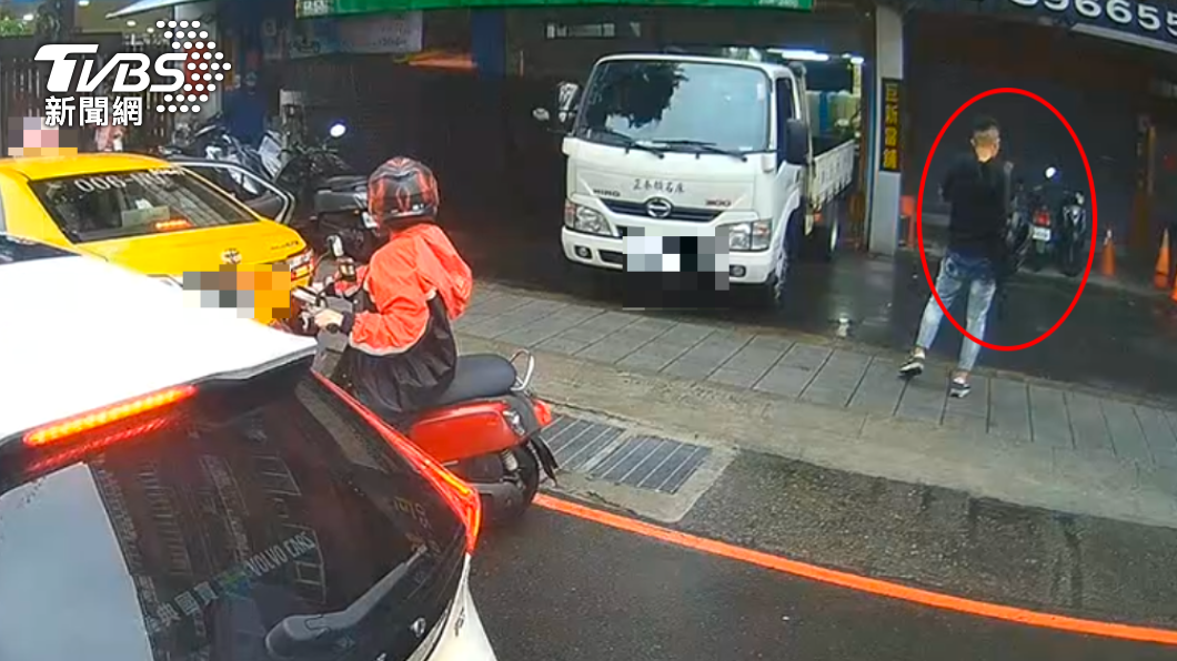 犯嫌對著當鋪開槍掃射。(圖/警方提供)