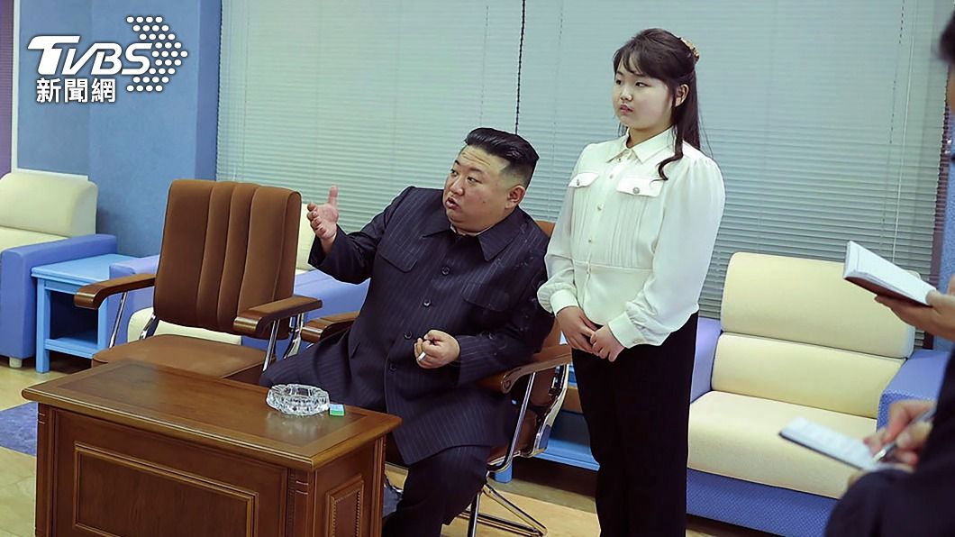 菸癮多大?金正恩頻讓愛女吸二手菸 手裡還幫忙拿火柴盒