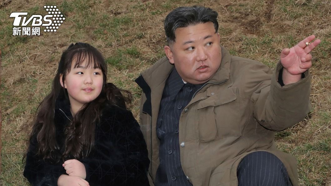 金正恩與金珠愛視察彈道導彈試射時,手裡也拿著香菸。(圖/達志影像美聯社)