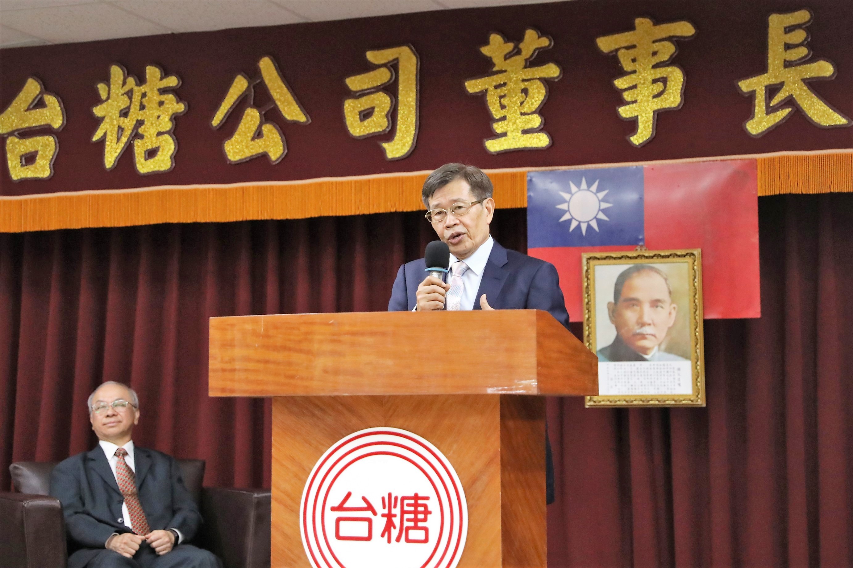 楊明州38年公務員生涯，歷經11位高雄市長，堪稱高市府元老級人物。（圖／台糖提供）