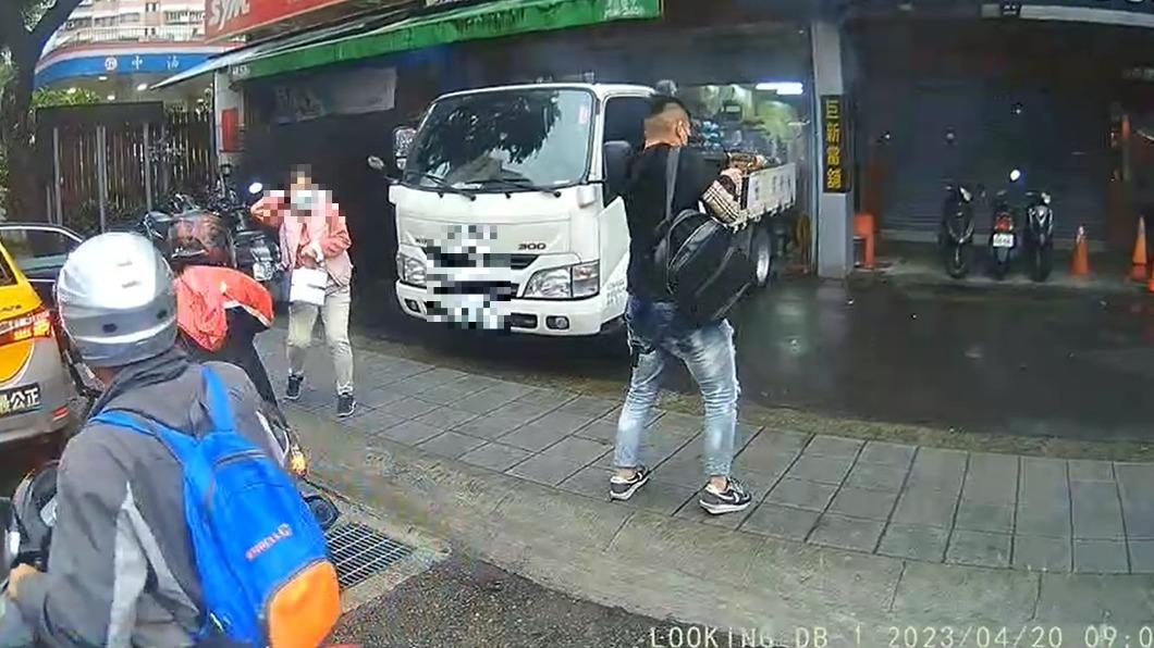 黑幫惡鬥！少年槍手掃射當鋪51槍　 警追疑因毒品糾紛