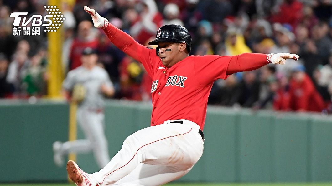 MLB/芬威球場聲光秀突熄燈 紅襪明星重砲險遭球砸