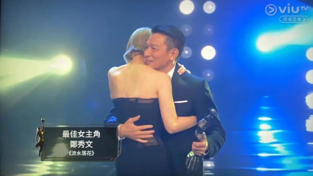 劉德華、鄭秀文在台上開心擁抱。(圖/翻攝自ViuTV)