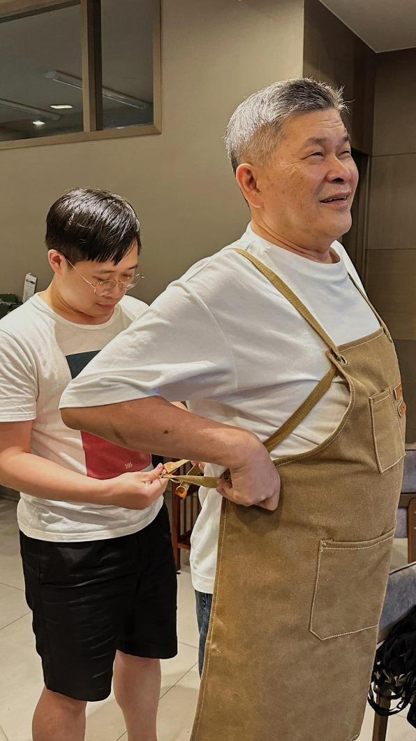 澎恰恰和兒子專注泡菜事業。(圖/翻攝自澎恰恰臉書)