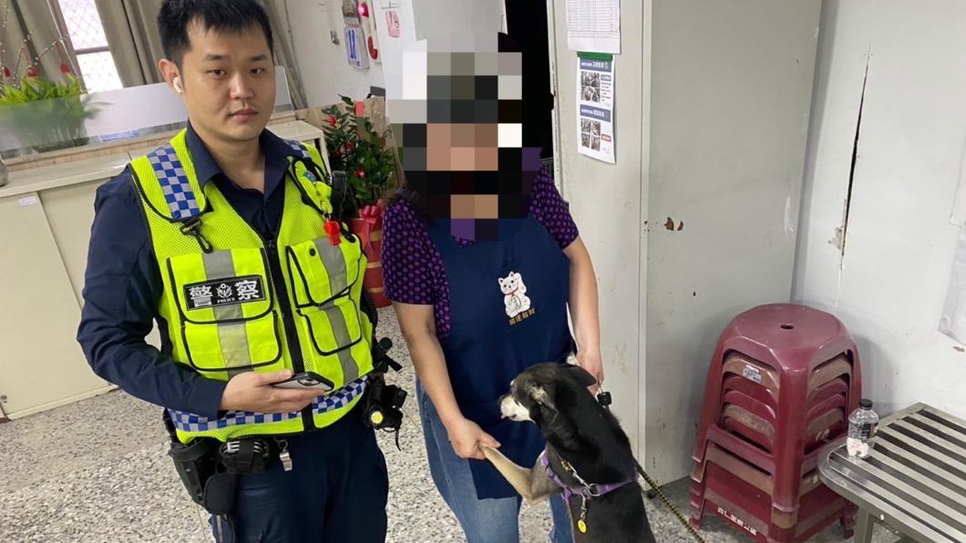 警方將走失狗狗的照片發布在臉書上,隔天一早飼主就到派出所認領。(圖/基隆市警局提供)