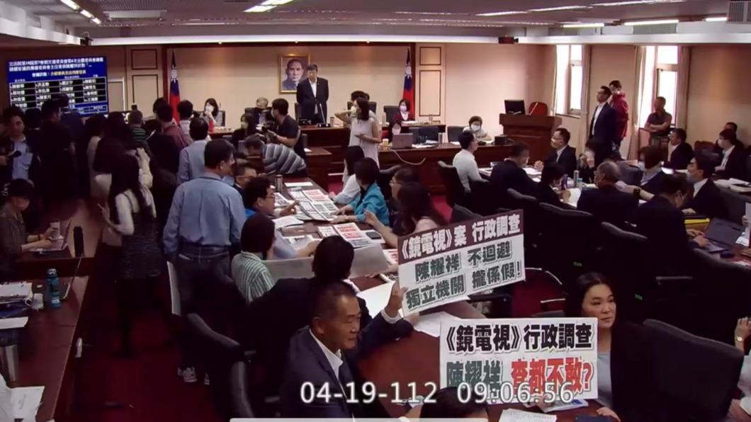 國民黨也發動甲級動員,將陳耀祥團團圍住高喊「不下台 就不開會」。(圖/翻攝立法院轉播)