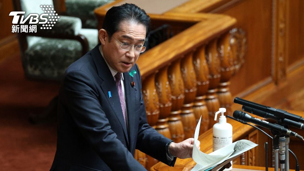 岸田文雄在本月15日於和歌山縣進行助選活動時，現場遭人扔擲不明爆炸物。日本國會於19日深夜收到炸彈、沙林毒氣的恐嚇信件。（圖／達志影像美聯社）
