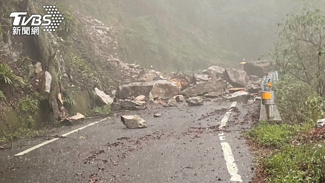 掃興!暴雨大石塊坍方擋道 10多位遊客滯留大雪山遊樂區