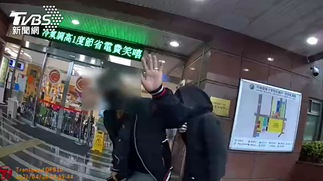 員警載趙男和兒子抵達醫院。(圖/TVBS)