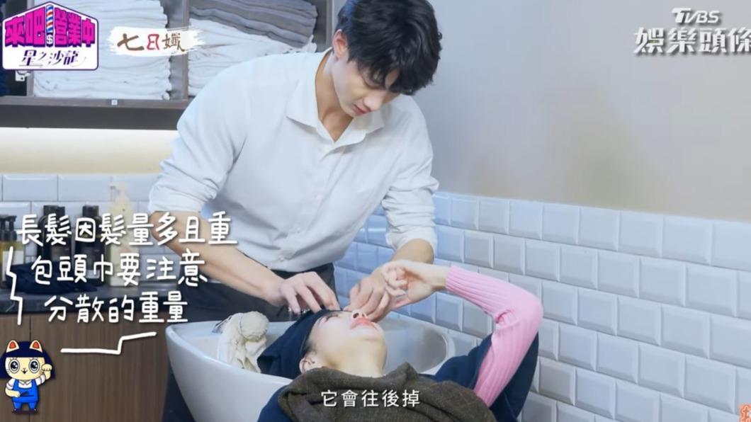 王思佳傳授黃柏峰如何幫長髮顧客包頭髮。（圖／翻攝自《來吧！營業中2》）