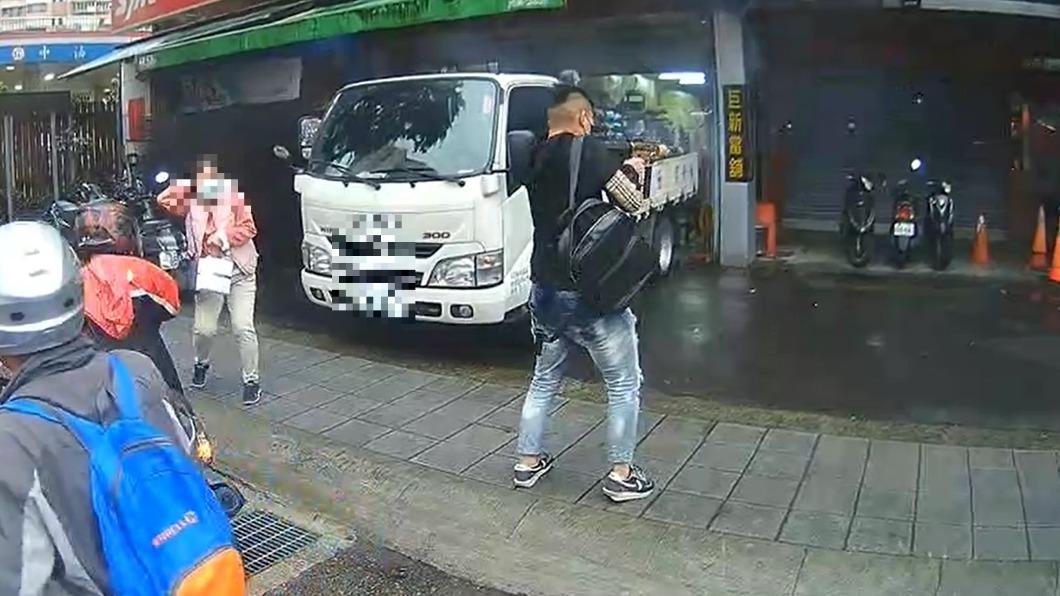少年持改造衝鋒槍掃射當鋪，嚇壞路人。（圖／翻攝記者爆料網）