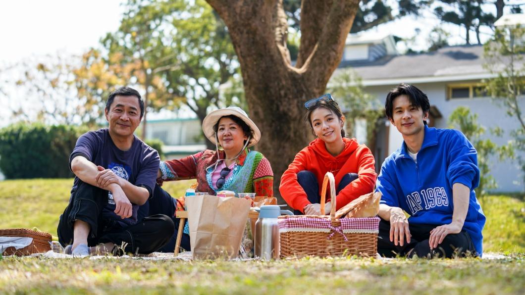 湯志偉（左起）、王琄、宋芸樺、姚淳耀出外景。（圖／MyVideo提供）