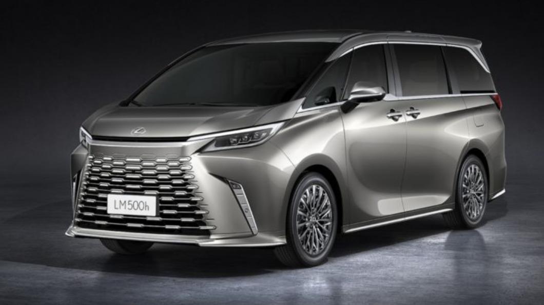 「鳳梨鼠薯」沒等到大改款Lexus LM在今年底前登台,就這樣入手新車,高機率就是拗不過「鼠母」。(圖/翻攝自Lexus)