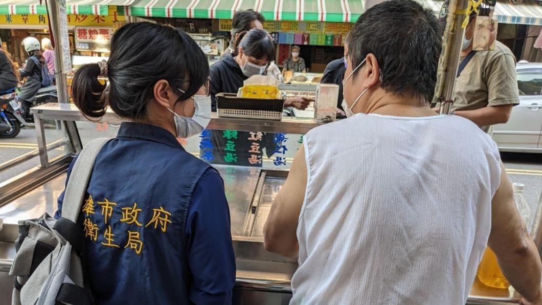 豆花攤遭指將客人用過免洗塑膠杯重複使用。（高雄市政府衛生局提供）