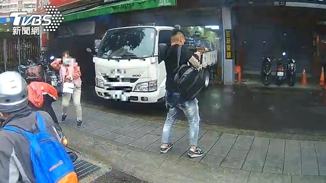 劉姓少年持改造衝鋒槍掃射當鋪。(圖/翻攝記者爆料網)