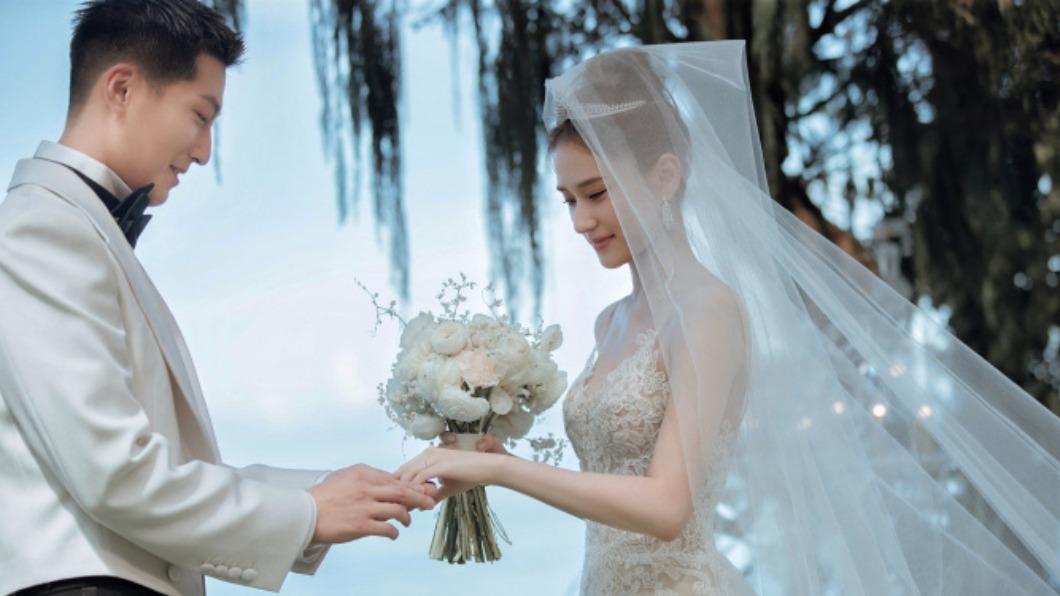 竇驍（左）精心策畫，給了何超蓮一個超夢幻的婚禮。（圖／翻攝自何超蓮微博）
