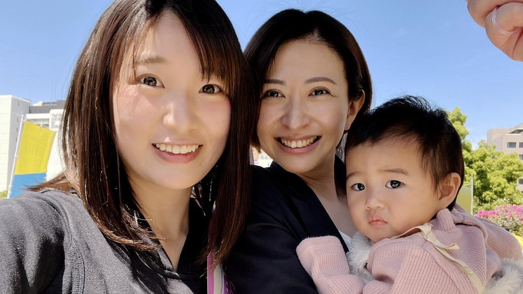 齊藤優里(左)專攻年輕媽媽選票,代表政治家女子48黨參選新宿區議會議員。(圖/翻攝自齊藤優里推特)