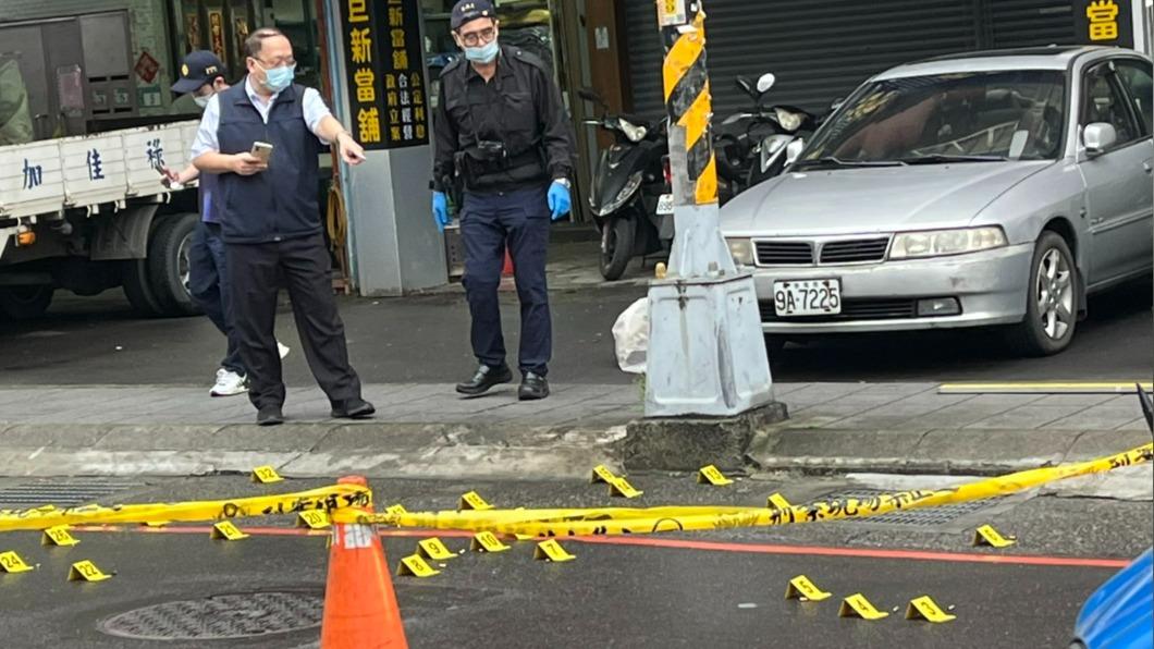 新北市土城區當鋪昨日遭人開槍掃射。（圖／翻攝記者爆料網）