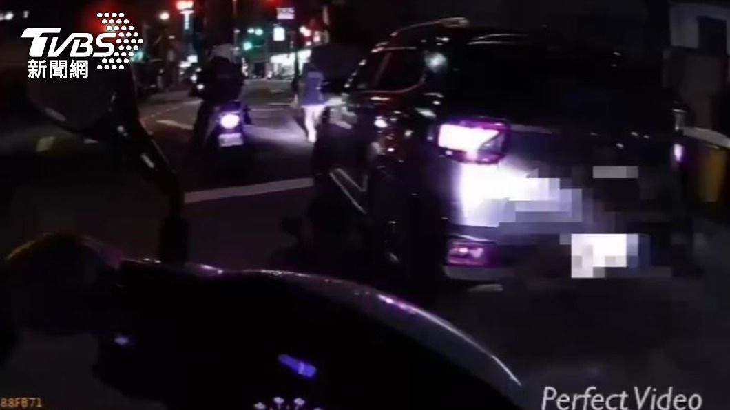 巡邏員警發現駕駛邊開車邊抽菸,上前盤查。(圖/TVBS)