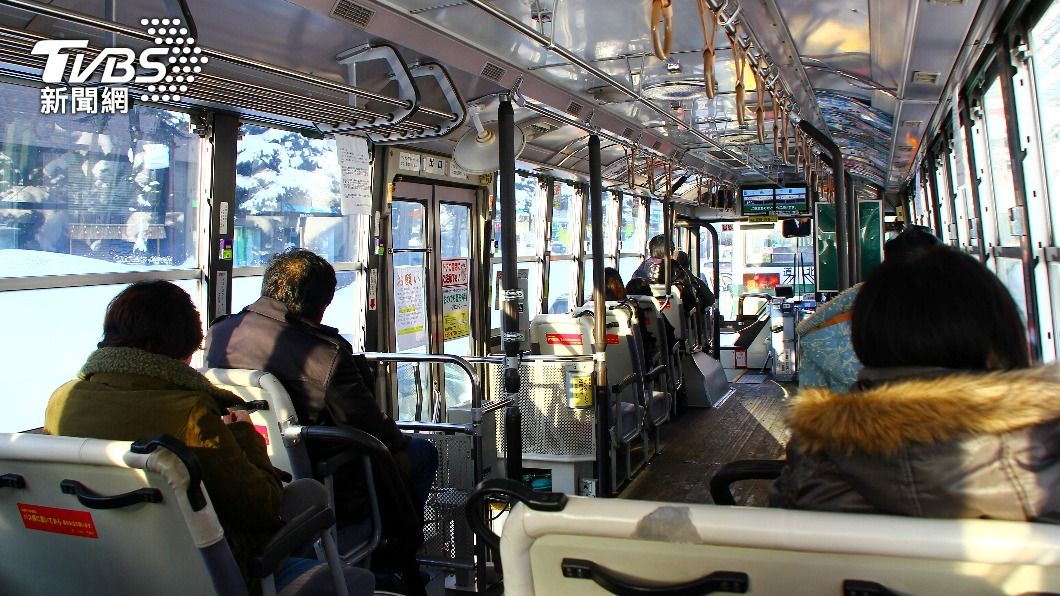 女子表示,雖然當時車上有其他乘客,但她感到羞恥,不敢開口求助。(示意圖/shutterstock達志影像)