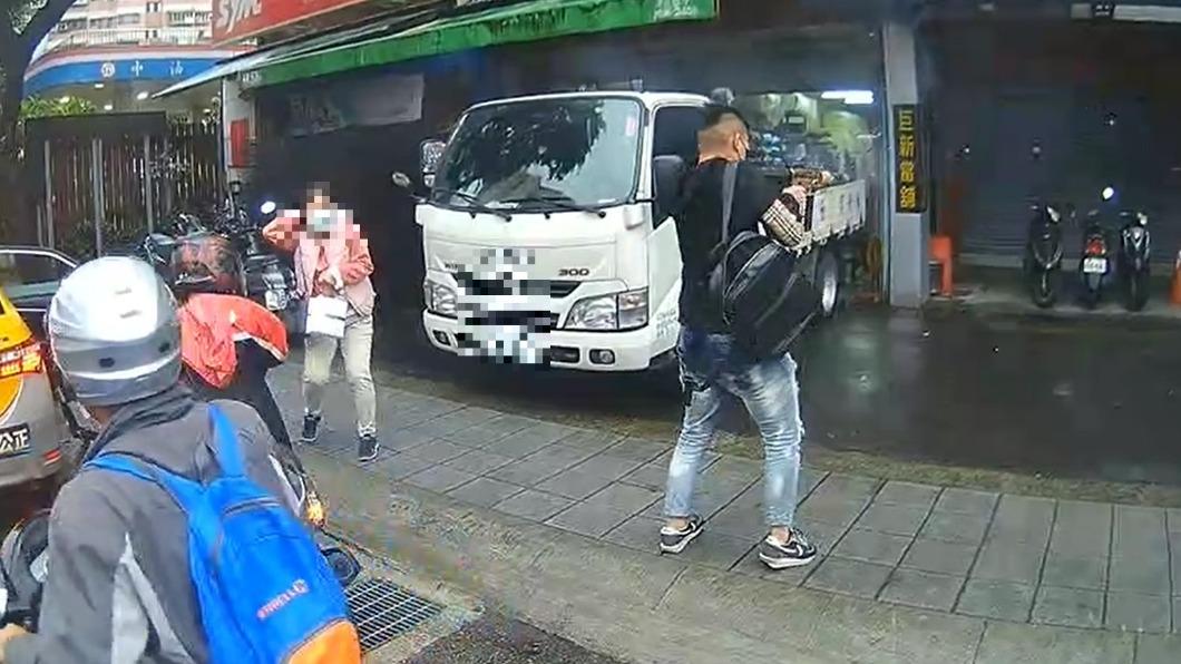 劉姓少年疑遭教唆，持槍掃射土城區當鋪。（圖／翻攝記者爆料網）