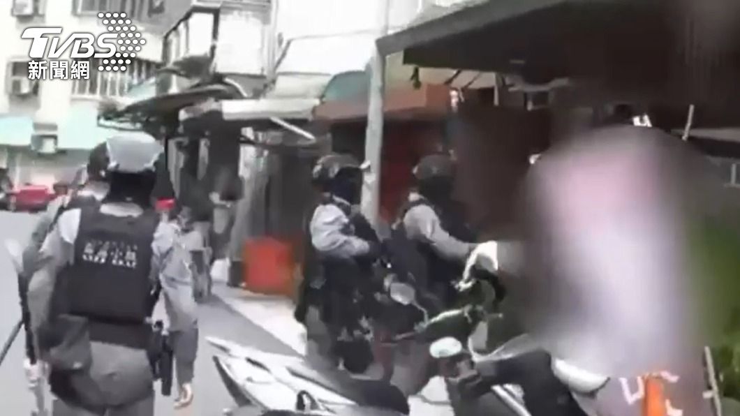 警方全副武裝攻堅。(圖/TVBS)