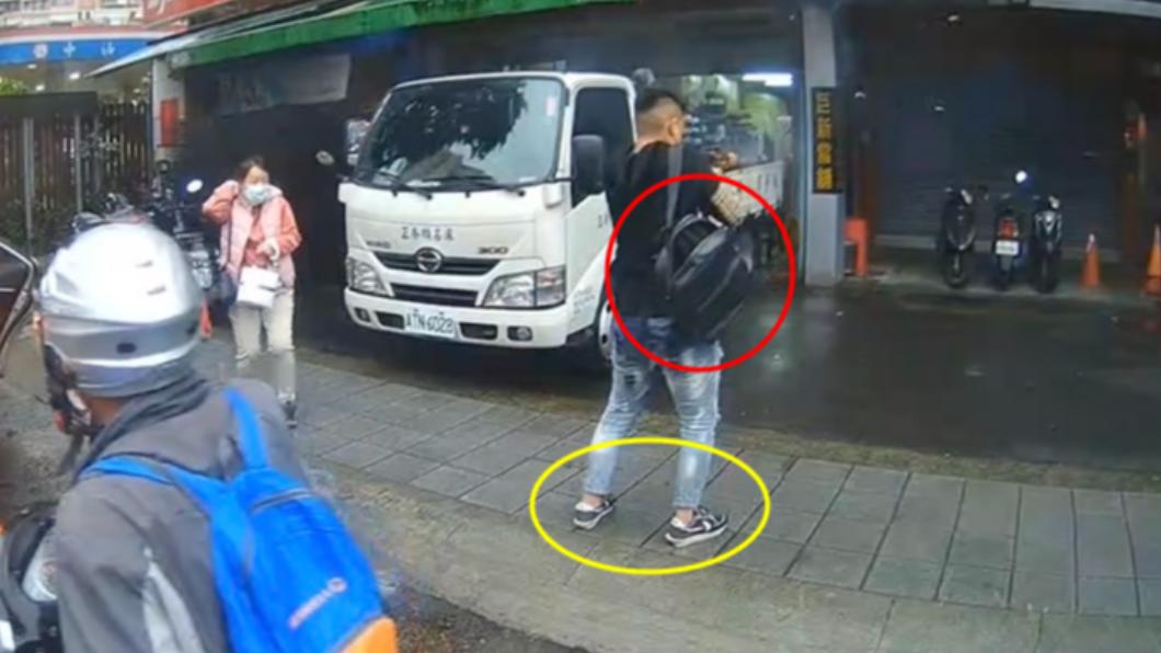 槍手開槍畫面曝光後，網友關注的反而是他身上穿戴的物品。（圖／翻攝記者爆料網）