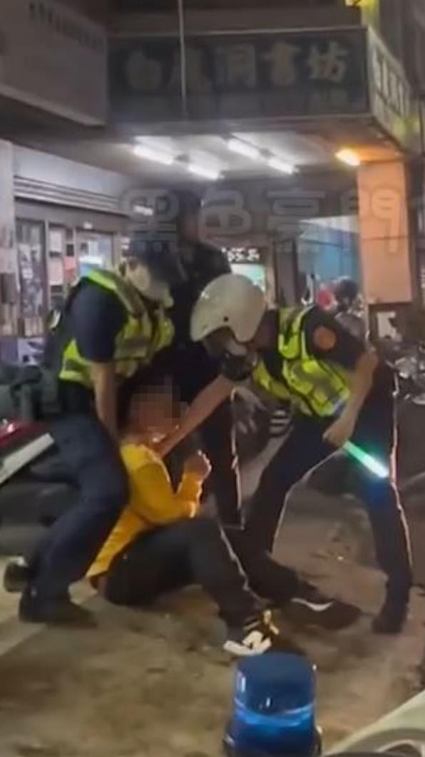 現場警力火速制止衝突，並將男子壓制實施保護管束。（圖／翻攝自黑色豪門企業）